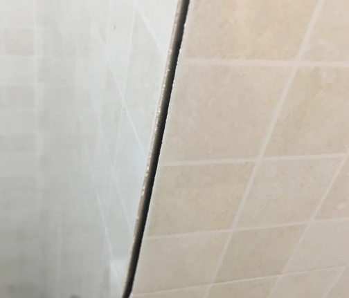 龙里瓷砖空鼓维修公司分享阳台瓷砖脱落的修复过程可以分为以下几个步骤