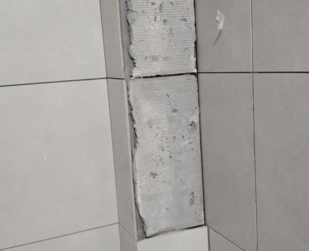 龙里瓷砖空鼓维修公司分享下瓷砖施工前基层浇水润湿程度不足，可能导致以下问题